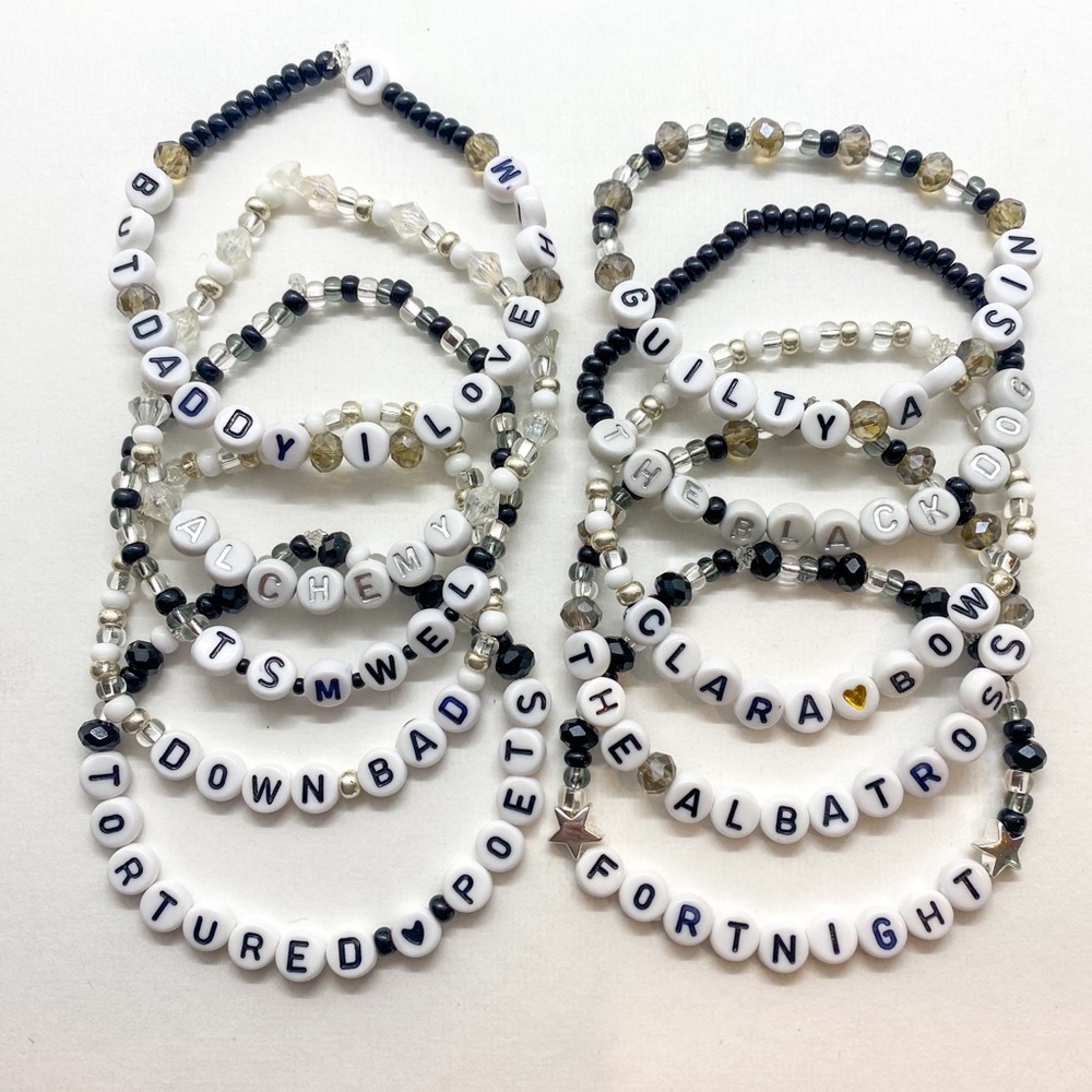 TAYLOR SWIFT TTPD FRIENDSHIP BRACELETS- Pack of 10 bracelets 🖤✨ - Picture 3 of 6
